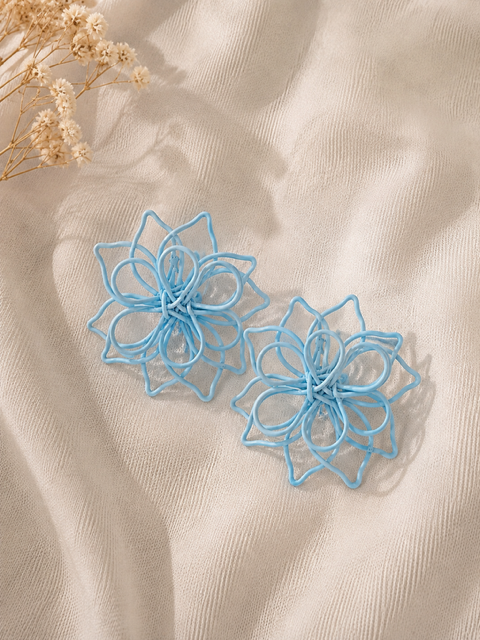 Boucles d'oreilles fleur ajourée bleu ciel